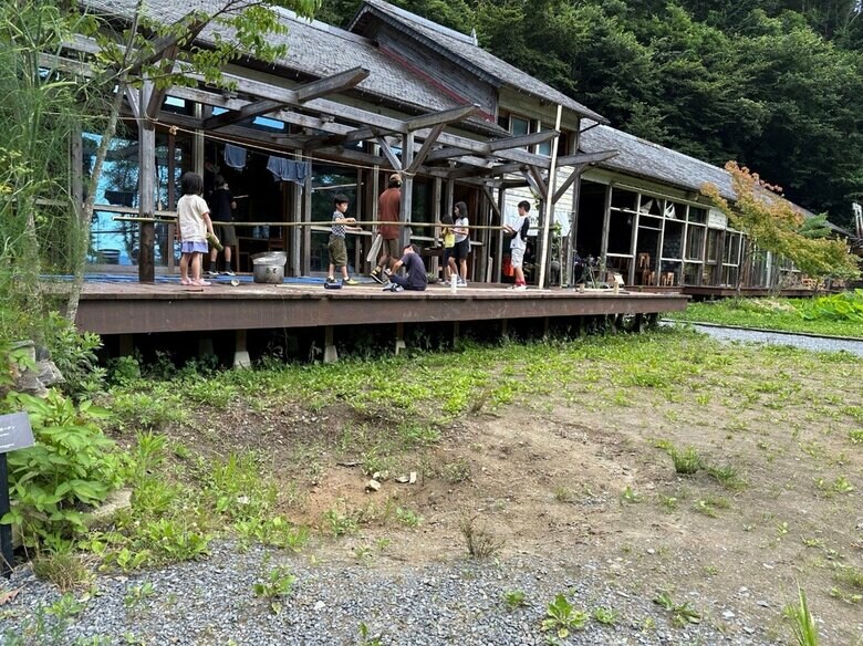 自分たちで山から切ってきた一本の長い竹を割り、流しそうめんランチ