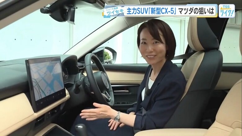 大型タッチパネルディスプレーを体験する若木記者