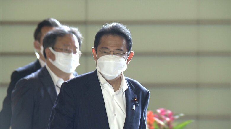 記者団からの声かけにやや照れた表情の岸田首相