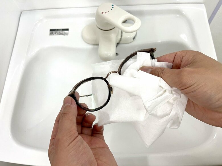 通常時のメガネのお手入れ方法（3）ティッシュで水気を取る（提供：坂田頼彦店主）