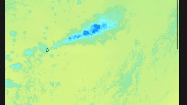 北硫黄島（黒線の部分）から噴煙（水色部分）があがっているのが分かる（JAXA提供）