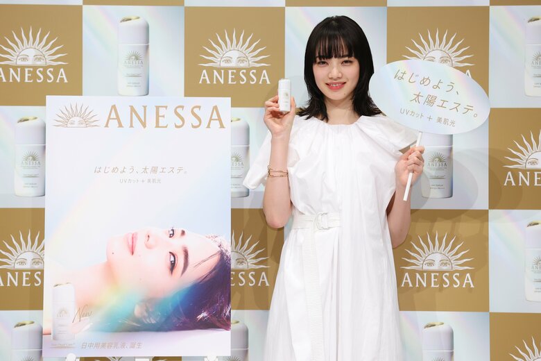 小松菜奈さん純白のワンピース姿で　アネッサ 新ミューズ就任・新TVCM発表会 東京・銀座