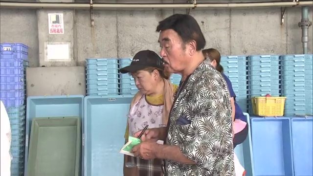 仲買人の猪腰洋治さん