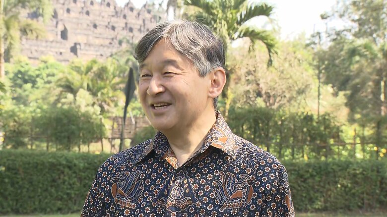 視察後、取材に応じられる天皇陛下