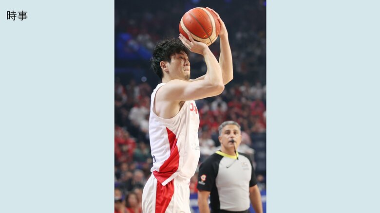 第1クオーター、3Pシュートを決める比江島慎選手