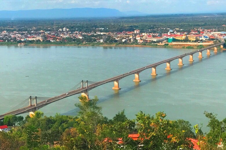 ODAで建設されラオス紙幣にも描かれているラオス日本大橋＝通称・パクセー橋　（JICA提供）