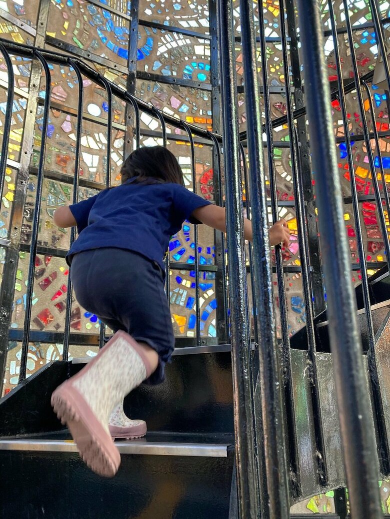 家族旅行を楽しむ娘さん