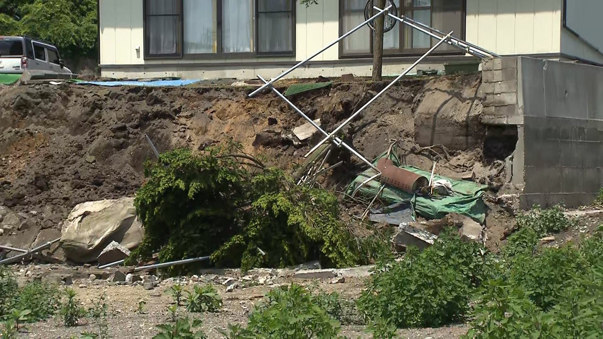 【中継】青森で震度6強　「一瞬で崩れてしまった」住宅で約3m“のり面”が土砂崩れ　住人は無事　八戸市