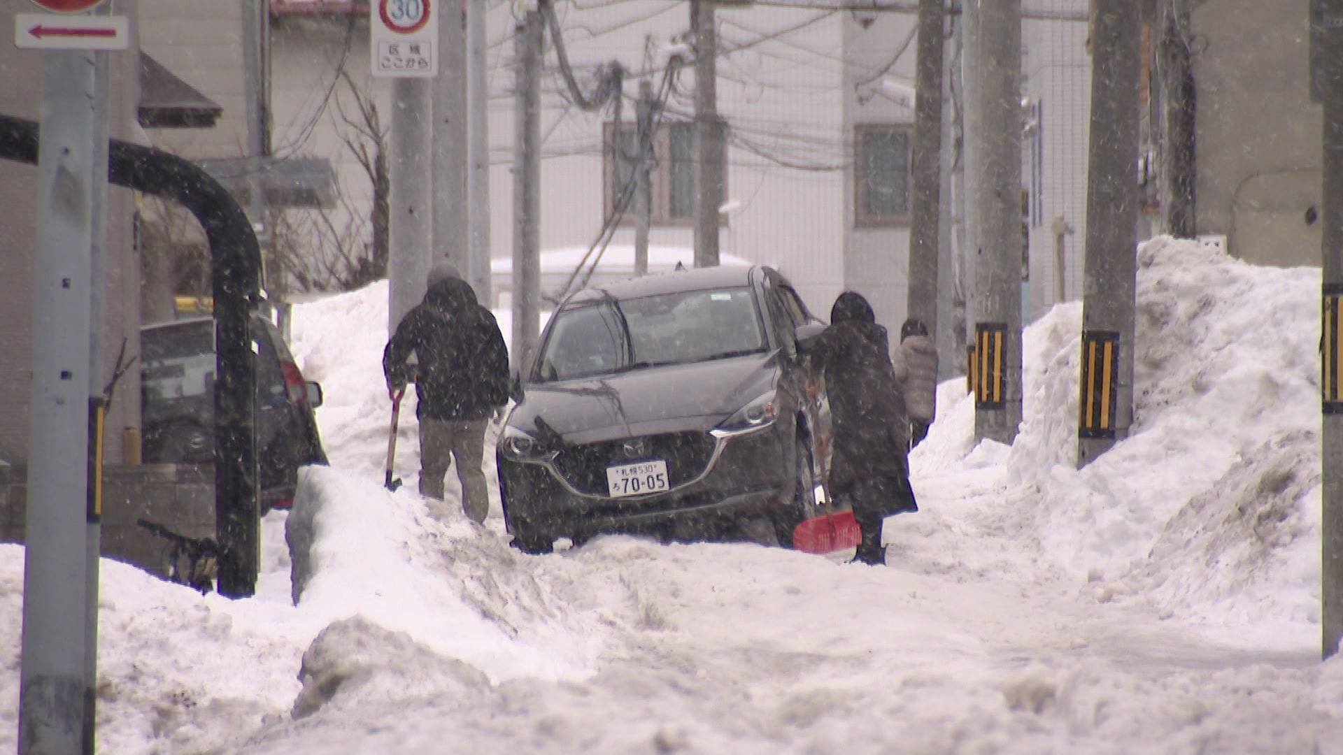 【強風・記録的高温で影響】強風でバスの待合所が倒れる…札幌では生活道路がザクザク路面に“スタック”したまま放置された車には「埋まっていて通れません」という張り紙も〈北海道〉