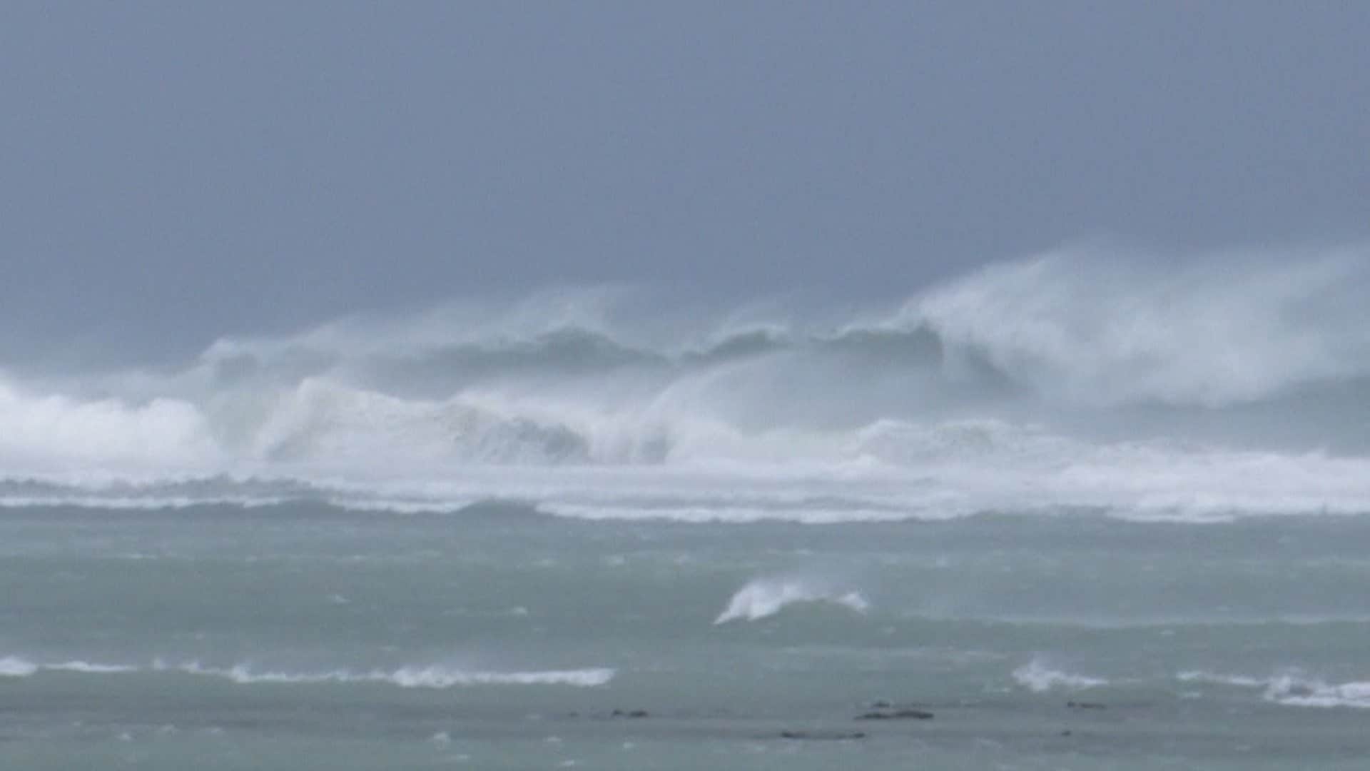 非常に強い台風30号が接近中　沖縄ではイベント相次ぎ中止　北海道では初雪を観測　秋の列島に異変
