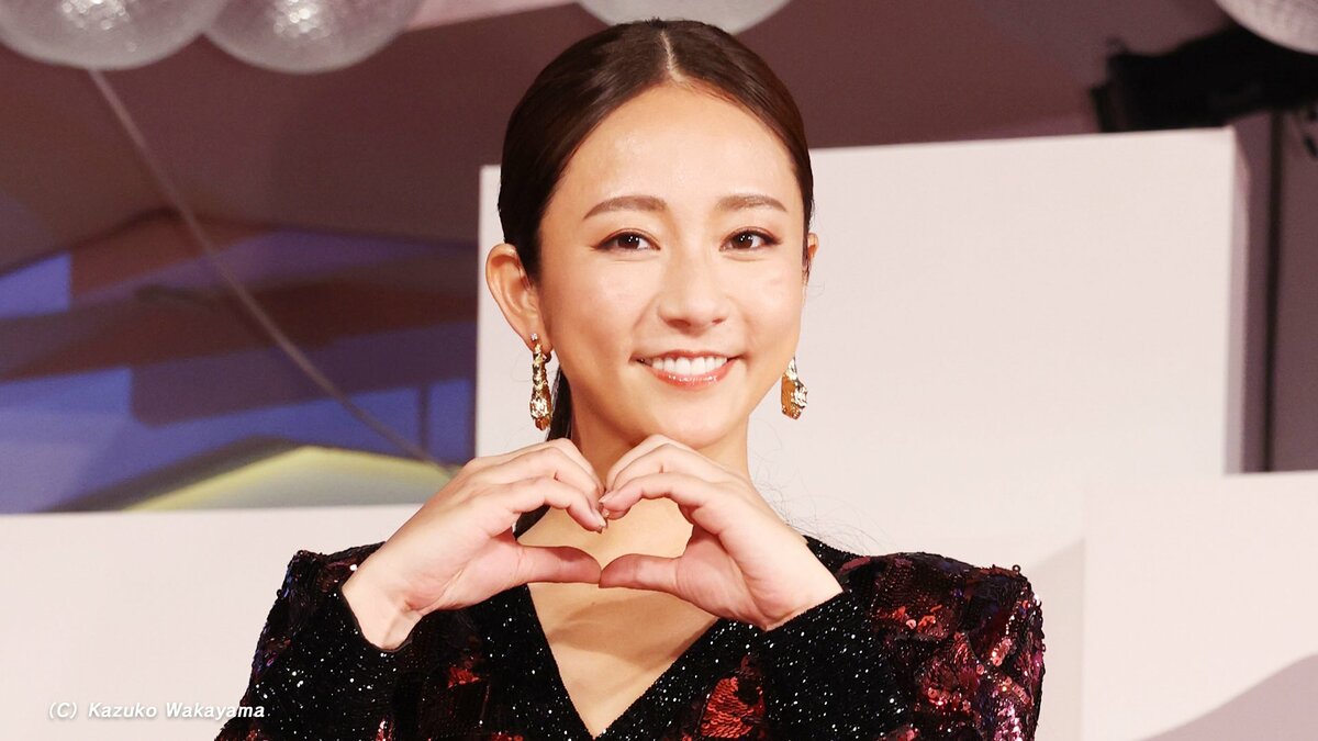 木村文乃 ベネチア国際映画祭にGUCCIの豪華ドレスで登場…観衆に