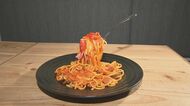 SNS映え間違いなしの「宙に浮くパスタ」　イタリアンバルが提供するナポリタンの“仕組み”とは【愛知発】
