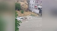 「バイクが流れていく」豪雨で街が冠水　濁流にのみ込まれる車も　道路陥没し穴に車転落…男女救助の瞬間　トルコ