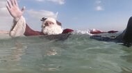 サンタさんもリラックス 湖の上からメッセージ