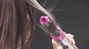 女性の忙しい朝が変わる!ダイソンが“吸い付く”ヘアカーラーを発表
