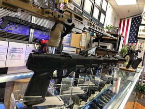 銃はOK でも花はダメ? 非常事態のアメリカで営業が認められる「必要不可欠」の基準とは!?