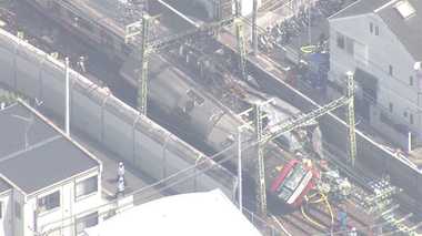 「右折でもたもた…」踏切に無理に進入したトラックが衝突…京急脱線事故の原因を専門家が解説