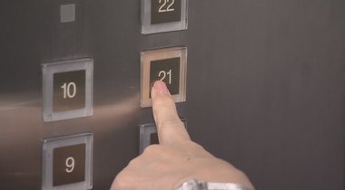 エレベーターの相乗り「怖い!」綿棒や鍵で防げる?マンション住民の新型コロナ感染対策を検証