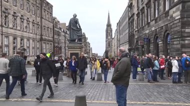 イギリス科学者チーム「感染再拡大は旅行が原因」と結論 GoTo継続判断に影響か