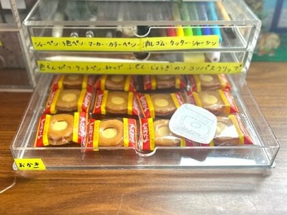 整理好き小4男子の引き出しには「チーズおかき」がズラリ！大好きだから並べた？ どうしてこうなっちゃったのか聞いた