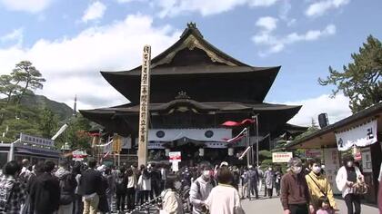 「善光寺御開帳」のシンボル「回向柱」を寄進　本堂で「採納式」　江戸時代からの習わしで長野市松代町から寄進　次回の回向柱は樹齢250年以上の杉に　善光寺御開帳は2027年4月4日～6月19日