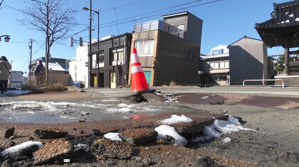 沈み込む電柱に噴出する泥水…建物を支える力を失う“液状化”の終わらない被害「呼吸器疾患に注意」【能登半島地震】