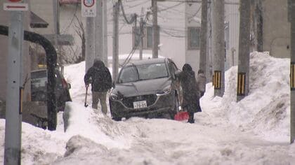 【強風・記録的高温で影響】強風でバスの待合所が倒れる…札幌では生活道路がザクザク路面に“スタック”したまま放置された車には「埋まっていて通れません」という張り紙も〈北海道〉
