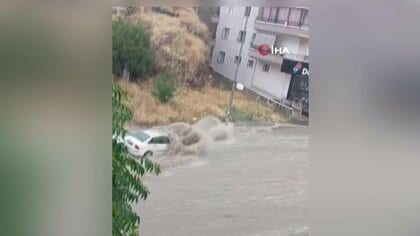 「バイクが流れていく」豪雨で街が冠水　濁流にのみ込まれる車も　道路陥没し穴に車転落…男女救助の瞬間　トルコ