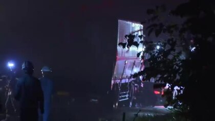 正面衝突か…乗用車がトレーラーと衝突_乗用車の3人のうち男女2人が死亡、助手席の女児は意識のある状態で病院搬送_現場は新千歳空港に続く道道〈北海道苫小牧市〉