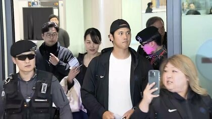 「そばに一平さんの姿がない…」大谷翔平選手が妻と2Sで空港到着SNS「奥さんキレイー」大歓声も一部複雑な声が