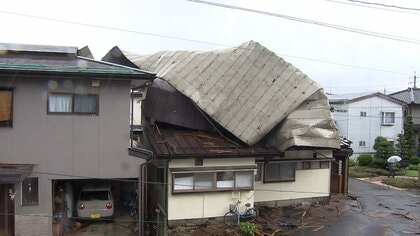「風の音がすごかった」ゲリラ雷雨でアパートの屋根吹き飛ぶ　隣家に覆いかぶさる被害もけが人なし　長野市