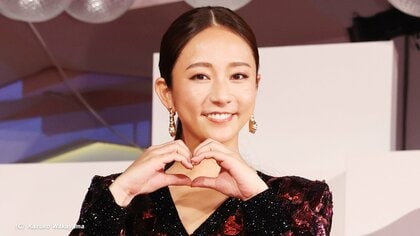 木村文乃 ベネチア国際映画祭にGUCCIの豪華ドレスで登場…観衆に「ハート」でサービスも