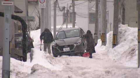 【強風・記録的高温で影響】強風でバスの待合所が倒れる…札幌では生活道路がザクザク路面に“スタック”したまま放置された車には「埋まっていて通れません」という張り紙も〈北海道〉