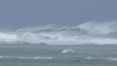 非常に強い台風30号が接近中　沖縄ではイベント相次ぎ中止　北海道では初雪を観測　秋の列島に異変