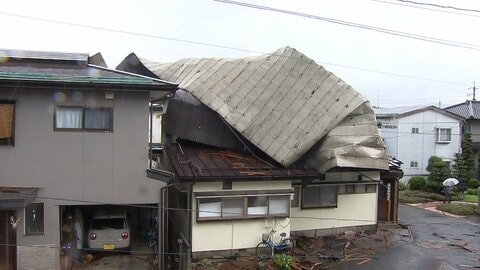 「風の音がすごかった」ゲリラ雷雨でアパートの屋根吹き飛ぶ　隣家に覆いかぶさる被害もけが人なし　長野市