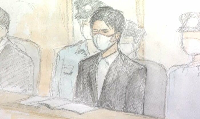 判決の日、被告のいでたちはこれまでと変わらないものだった（スケッチは初公判時のもの）