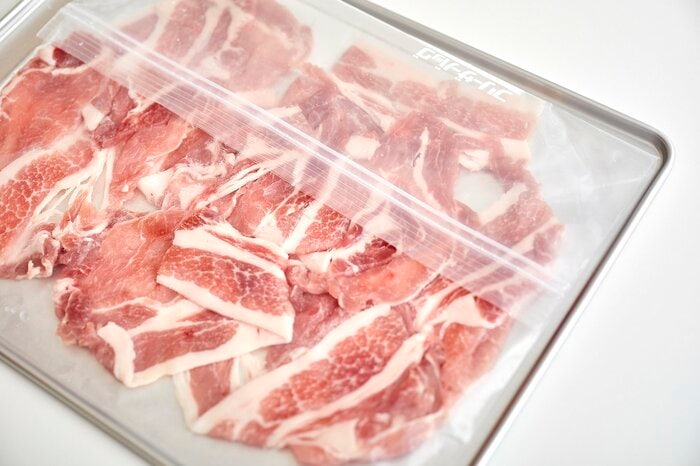食材を薄く広げて金属製のトレイにのせるのがコツ