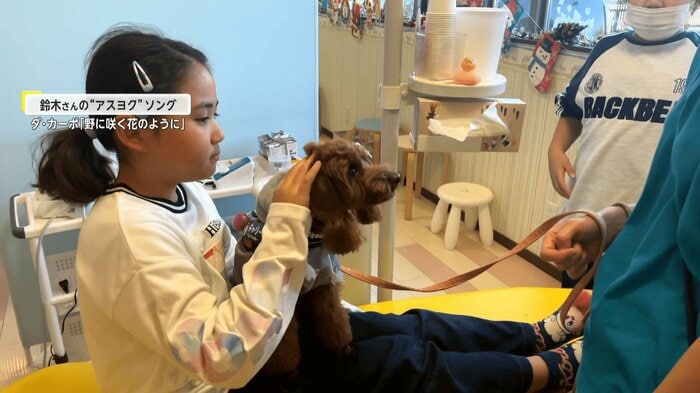 犬と触れあう子どもたち
