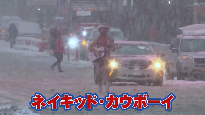タイムズスクエアの名物ストリートパフォーマーはこの日も上半身裸で登場!