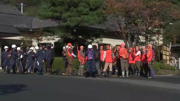 猟友会や警察などが捜索(10月17日午前8時頃)