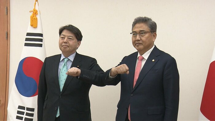 林外相(左)と新政権の外相候補となっている朴振(パク・チン)氏(9日夜)