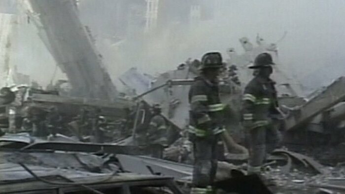 崩壊した世界貿易センターの瓦礫の中で捜索活動を続けた消防隊員(2001年9月)