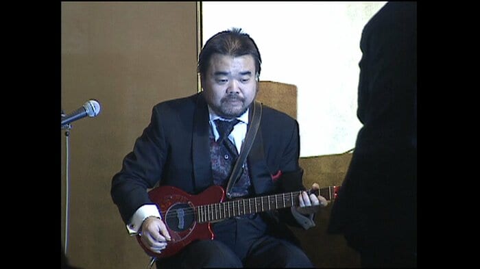 第6回ビートたけしのエンターテインメント大賞受賞式でギターを弾くグレート義太夫さん（2006年）