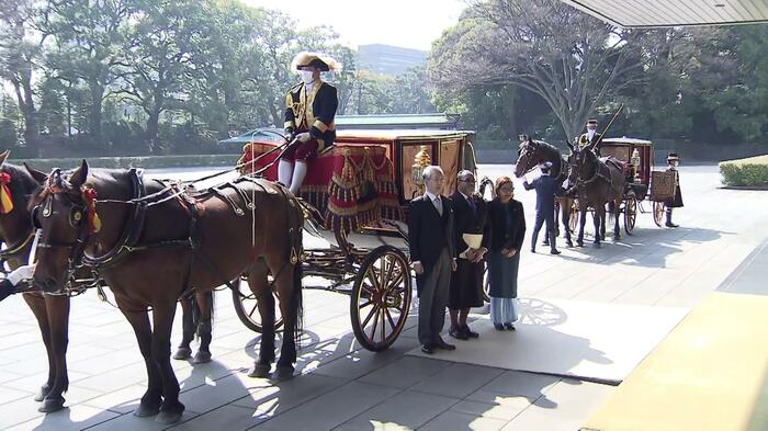 儀装馬車の前で記念撮影するフィジー大使(皇居・宮殿)