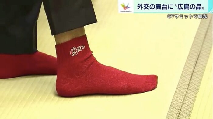 真っ赤なカープソックスを披露