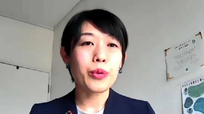 「サンダルバイバイおやこ条約」を発案したすがわらえみさん
