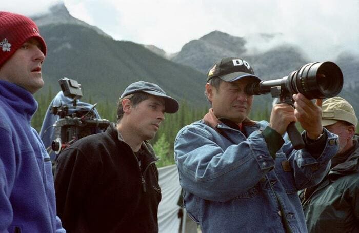 『ブロークバック・マウンテン』(2005年) 演出中のリーさん(右) Photo: Kimberly French/Focus Features Courtesy of River Road EntertainmentCourtesy of Universal Studios Licensing, LLC