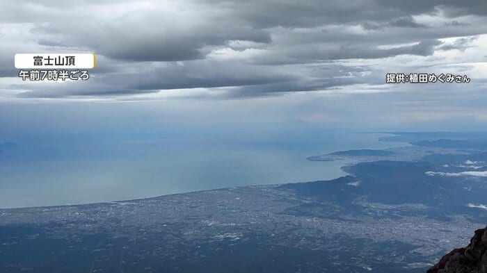8月28日朝の富士山頂からの景色