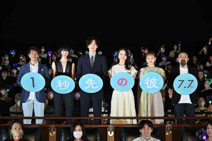(左から)しみけんさん、片山友希さん、岡田将生さん、清原果耶さん、福室莉音さん、山下敦弘監督