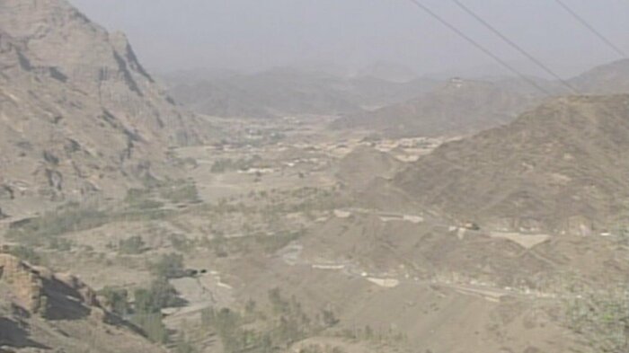 この写真の中央に見えるのがアフガニスタンの街トルクハム